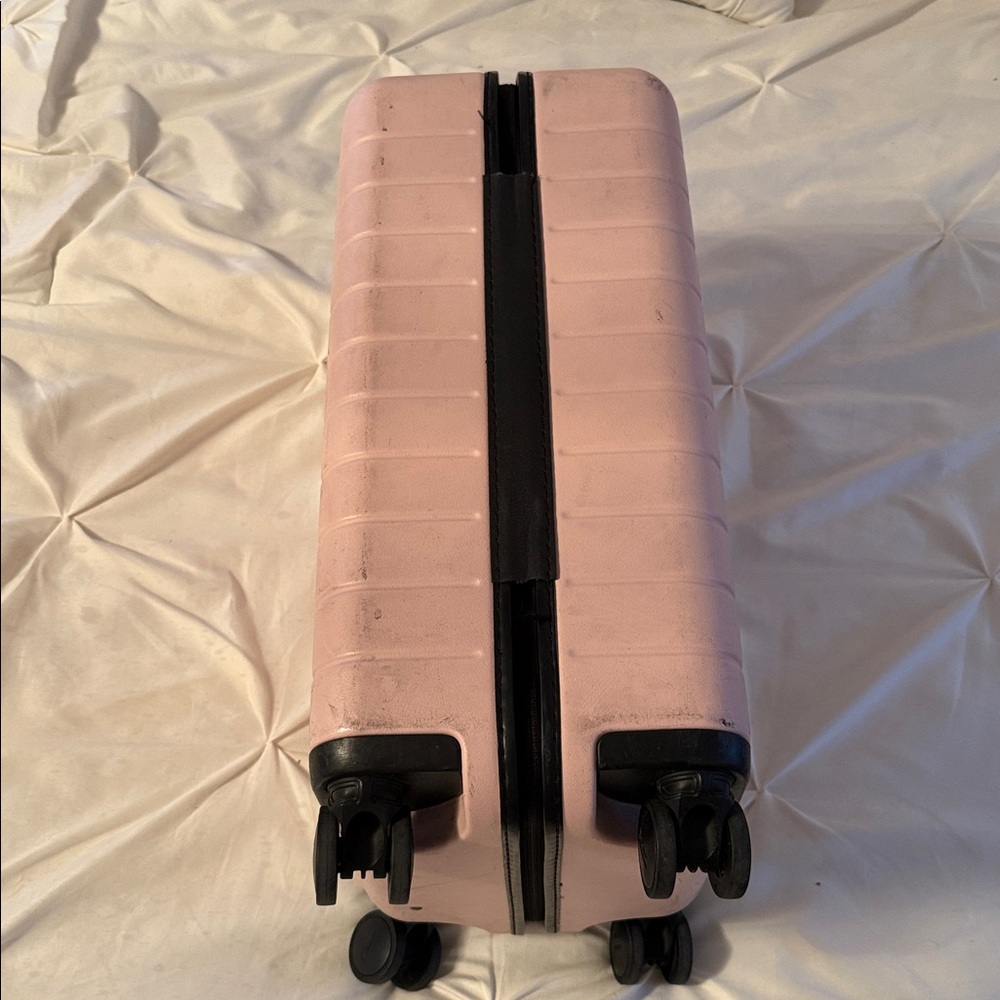 AWAY Millennial Pink Bigger Carry On Suitcase - Picture 3 of 9